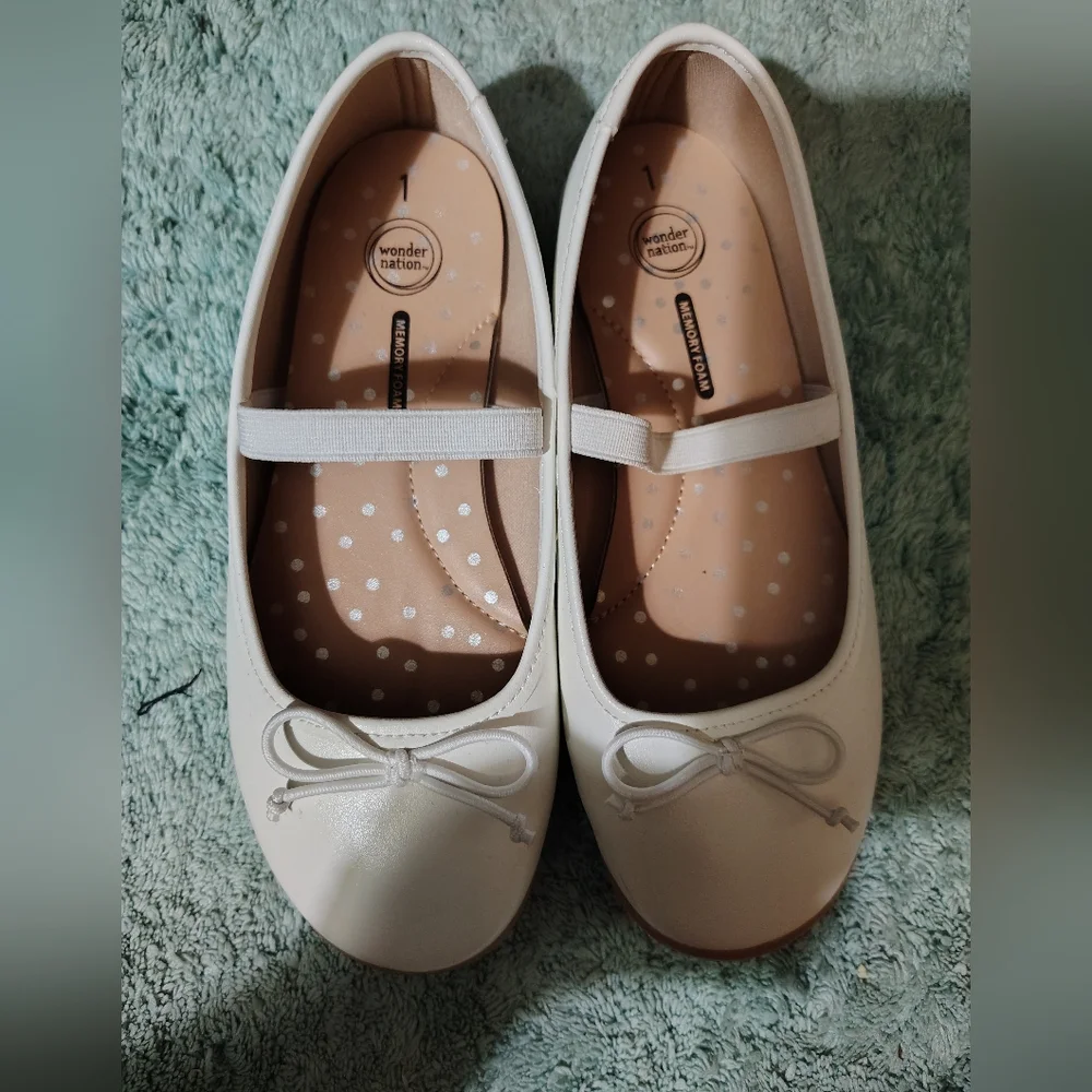 Girls Dress Shoes White With Bows Size 1.